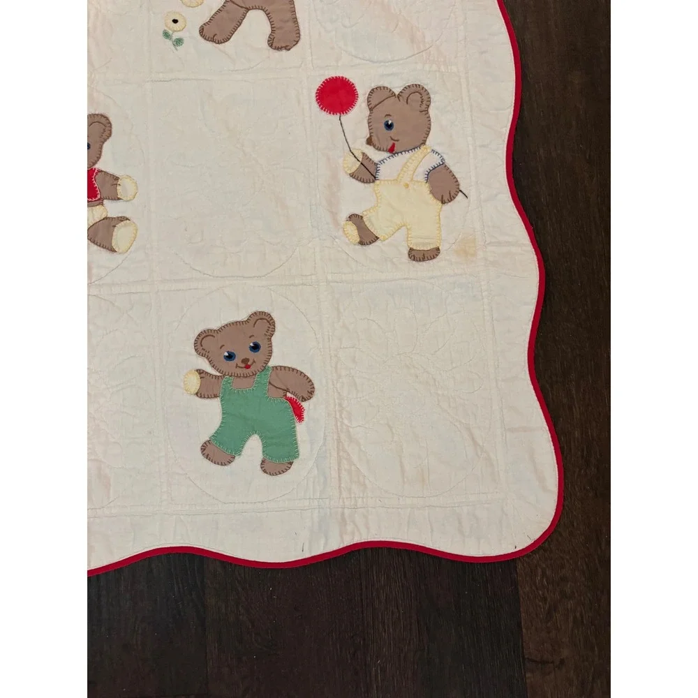 Vintage Handmade Teddy Bear Applique Baby Quilt Scalloped Red Border 42x52